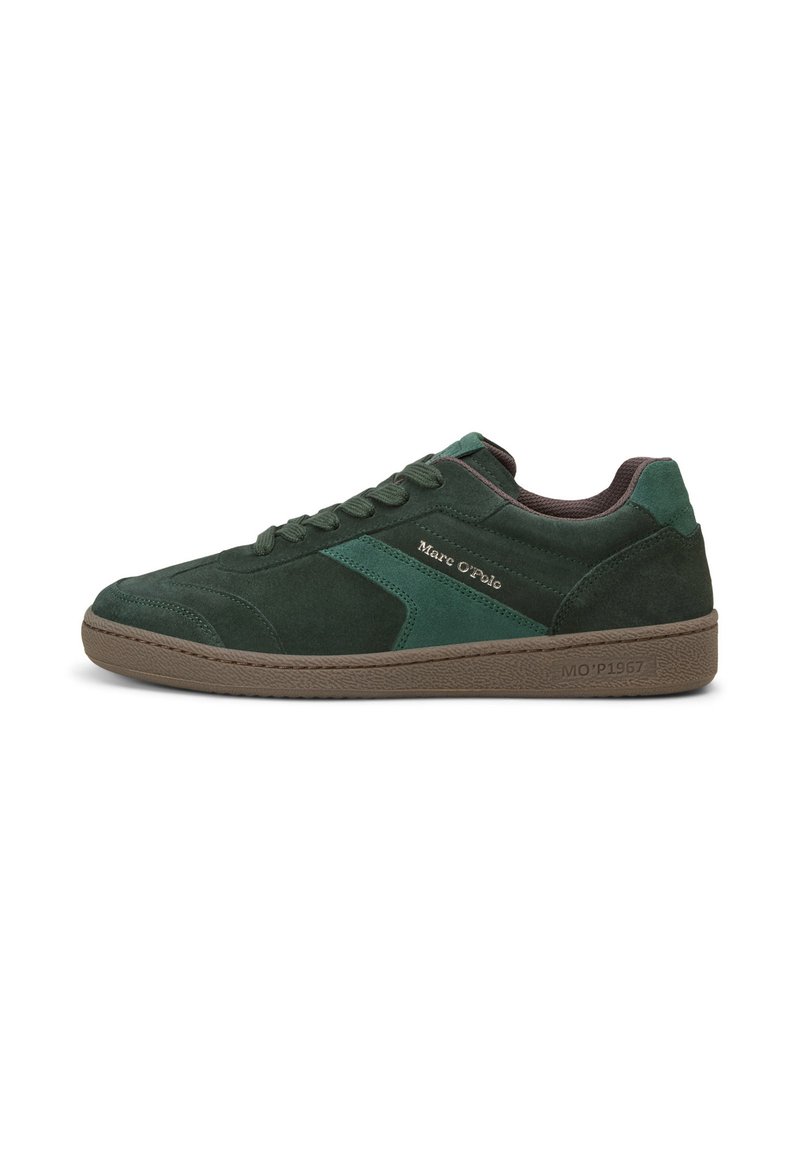 Grüne Wildledersneaker mit einer braunen Gummisohle. Besitzen ein strukturiertes Obermaterial, kontrastierende hellgrüne Akzente und gestickte Details.