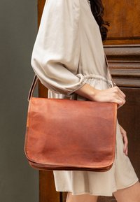 Gusti Leder TAYLOR 11" CAM - Taška cez plece - braun