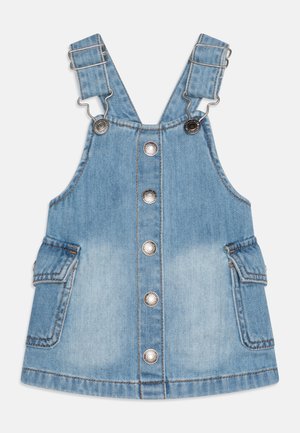Lyseblå denim overall kjole med justerbare stropper, metal knapper foran og klaplommer på begge sider.