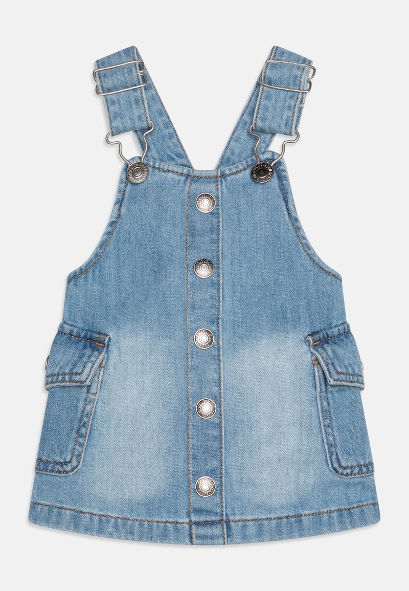 Robe salopette en jean bleu clair avec bretelles réglables, boutons métalliques à l'avant et poches à rabat des deux côtés.