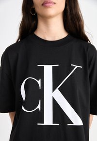 Calvin Klein Jeans BOLD BOYFRIEND DRESS - Trikotāžas kleita - black/white