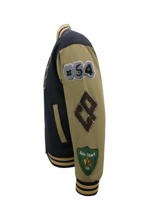 Zwarte en olijfgroene varsityjack met gestreepte manchetten, versierd met patchs met "54," een geometrisch design en een groene schild met "laten we beginnen."