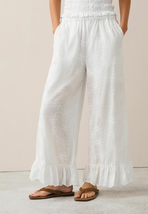 Next, TALL FIT - BRODERIE FRILL HEM CROP WIDE TROUSERS . - Stoffhose - ecru