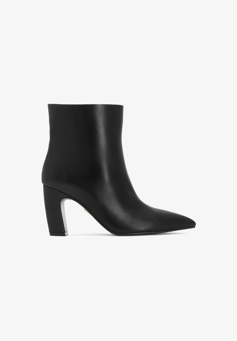 Botine negre din piele, cu vârful ascuțit, având un design elegant și un toc masiv cu un accent metalic.