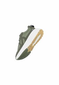 Chaussure de sport verte avec une tige texturée, un col rembourré et une semelle intermédiaire blanche contrastante ; elle possède une semelle extérieure en caoutchouc avec des motifs de grip texturés.