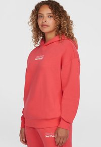 Korallenroter Hoodie mit Kängurutasche, versehen mit weißem Logo-Text auf der Brust. Hergestellt aus weichem Material, mit lässigem Schnitt und verstellbarer Kapuze.