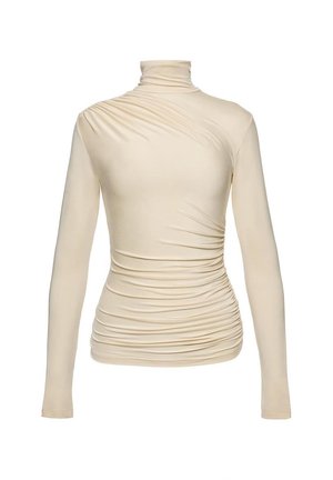 Béžový rolák s dlhými rukávmi a asymetrickým riasením cez trup a ramená, priliehavý strih.