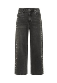 Mustat denim-malliset leveälahkeiset farkut, joissa on hopeiset niittikoristeet saumoissa. Ominaisuuksia ovat klassinen viisi taskua -muotoilu ja edessä nappikiinnitys.