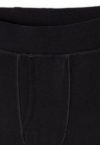 Boxer shorts de algodón negro con una cinturilla elástica, costuras reforzadas y una abertura horizontal en la parte frontal. Textura suave y lisa.