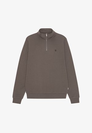 Pruuni kvartstõmblukuga pulloverist dressipluus puuvillasegust. Omab püstiastet ja rinnal tikitud "II" sümbolit. Soonilised varrukasääred ja alumine äär.