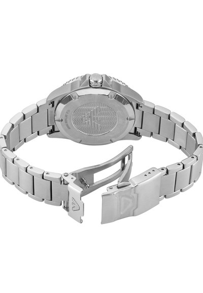 Ezüst színű rozsdamentes acél óra fém szíjjal, texturált hátlappal és dupla nyomógombos csattal a biztonságos zárás érdekében.