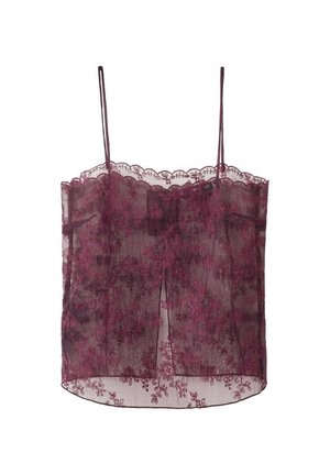 Kobieta o długich blond włosach, ubrana w przezroczysty, ciemnofioletowy koronkowy top, czarne ramiączka, złoty naszyjnik typu choker z zawieszką i brązowy futrzany płaszcz.