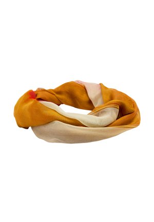 Miękki szaliczka bez końca z tkaniny z powykręcanym wzorem w ciepłych odcieniach pomarańczu, kremowym i beżowym na białym tle.