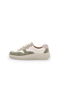 Sneaker in pelle bianca con accenti in suede verde oliva e beige, suola testurizzata rialzata, design con lacci e un colletto morbido e imbottito.