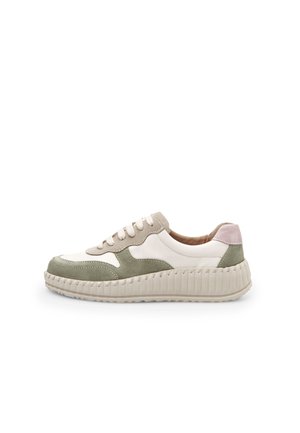 Sneaker in pelle bianca con accenti in suede verde oliva e beige, suola testurizzata rialzata, design con lacci e un colletto morbido e imbottito.