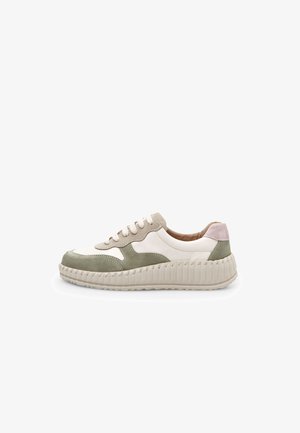 Białe skórzane sneakersy z oliwkowo-zielonymi i beżowymi zamszowymi akcentami, podwyższoną teksturowaną podeszwą, sznurowanym designem oraz miękkim, wyściełanym kołnierzem.