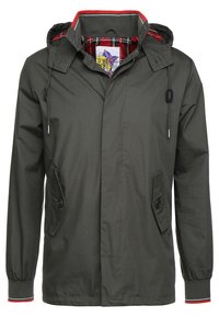 Grijze jas met capuchon en een geruite voering, voorzien van een voorritssluiting met knopen, twee zijzakken en rode accenten op de capuchon en manchetten.