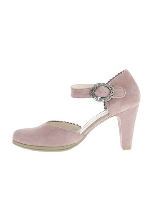 Rosa Wildleder High-Heeled Schuh mit gewellten Kanten, rundem Zehenbereich, Knöchelriemen und dekorativer silberner Schnalle, beige Sohle.