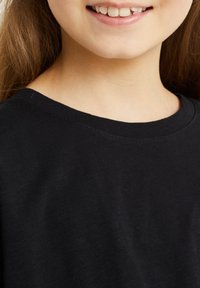 WE Fashion KNOOPDETAIL - Print T-shirt - Apdrukāts T-krekls - black