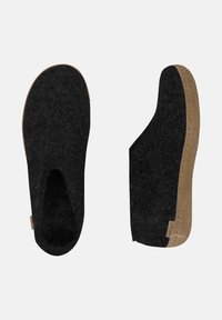 Sorte filtindlægssåler med brune suede såler, én vist oppefra og den anden set fra siden på en ensfarvet baggrund.