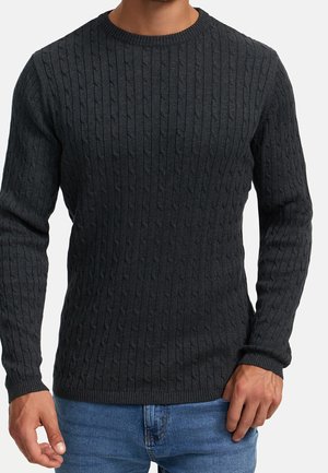 Dunkelgrauer Pullover mit einem strukturierten Kabelstrickdesign, geripptem Halsausschnitt und Bündchen. Lange Ärmel und eine taillierte Silhouette.