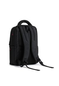 Czarny plecak z wyściełanymi, regulowanymi paskami na ramiona, o teksturowanym wykończeniu i uchwycie na górze. Posiada wiele przegrod i elegancki design.