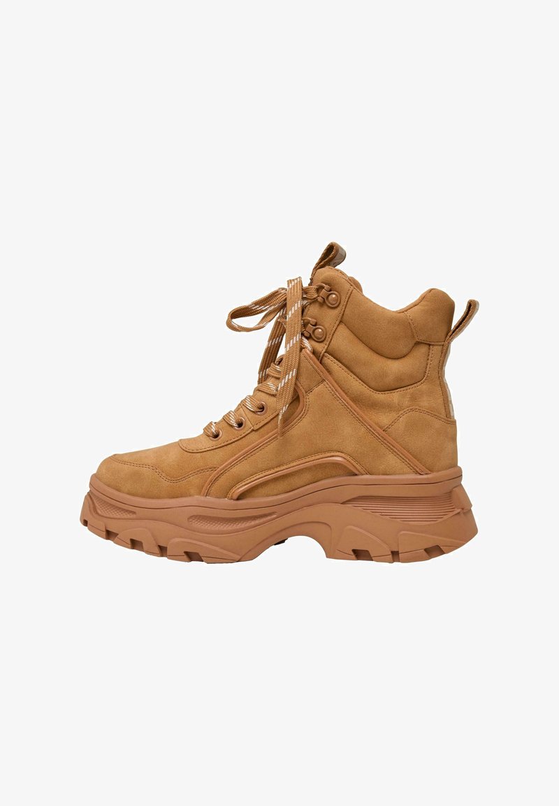 Botas de senderismo de ante color tan con suela gruesa, cordones redondos y ojales metálicos. Cuentan con un tobillo acolchado y acentos laterales texturizados.