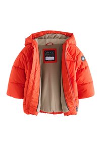 Helle orange Pufferjacke mit einem strukturierten Fleece-Futter. Verfügt über eine Kapuze, einen Reißverschluss und ein Patch-Logo am Ärmel.