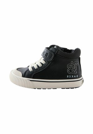 Baskets montantes noires en cuir texturé, avec une semelle en caoutchouc blanche, un laçage à l'avant et une sangle à boucle en velcro. Agrémentées d'un détail de logo.