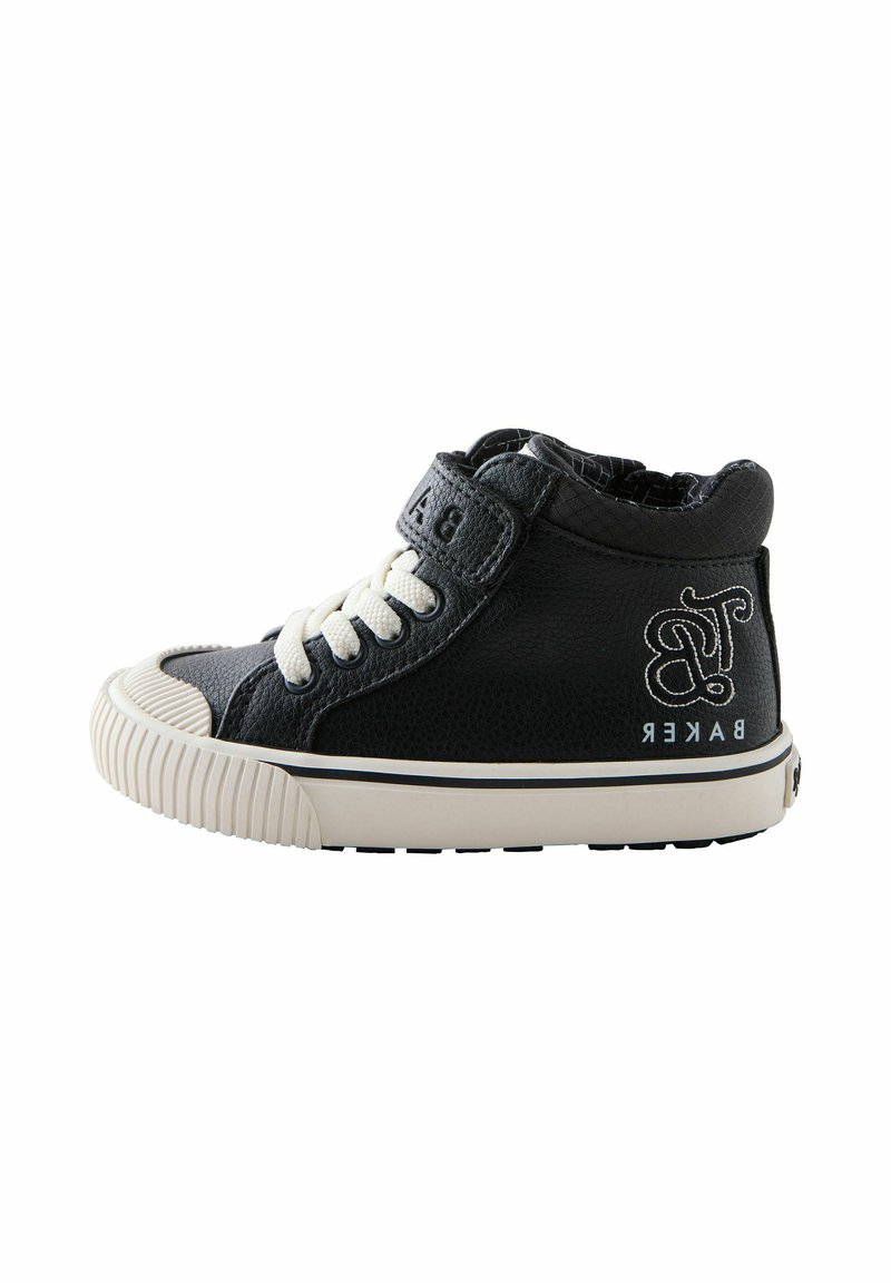 Mustad musta kõrge säärega sneaker tekstureeritud nahast, millel on valge kummist tald, lipsu eesmine osa ja klambriga rihm. Rikkalikult logode detailidega.