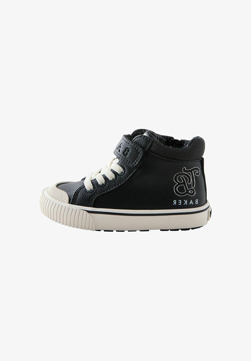 Mustad musta kõrge säärega sneaker tekstureeritud nahast, millel on valge kummist tald, lipsu eesmine osa ja klambriga rihm. Rikkalikult logode detailidega.
