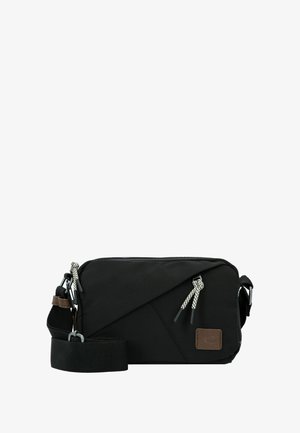 Borsa a tracolla nera in nylon con linee diagonali in rilievo, un patch in pelle marrone con il logo e zip con tiranti in corda a contrasto. Tracolla regolabile.