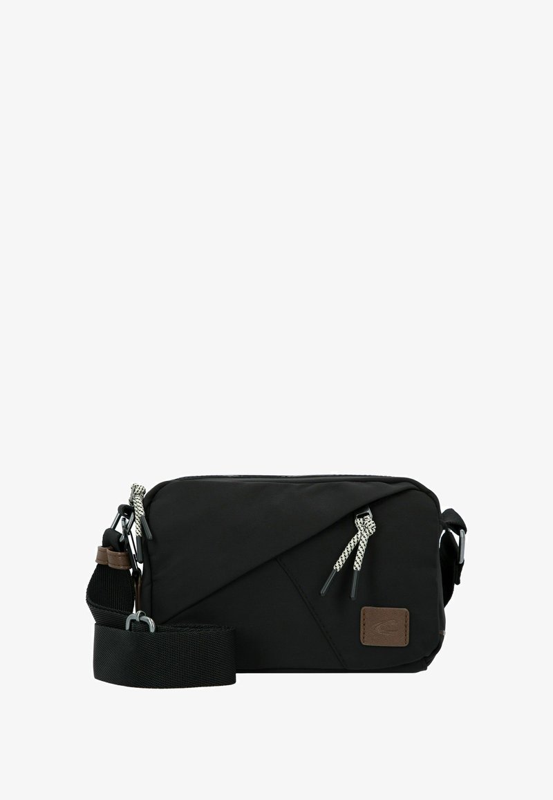 Borsa a tracolla nera in nylon con linee diagonali in rilievo, un patch in pelle marrone con il logo e zip con tiranti in corda a contrasto. Tracolla regolabile.