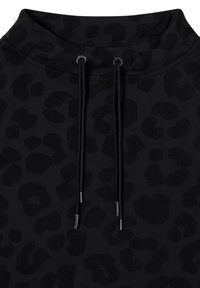 Pull noir avec un col montant et un motif léopard. Dispose de cordons de serrage avec embouts métalliques pour l'ajustement. Texture lisse.