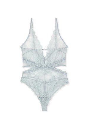 Zestaw bielizny koronkowej w jasnoniebieskim kolorze z głębokim dekoltem w kształcie litery V, wycięciami i kwiatowymi wzorami, ułożony płasko na białym tle.