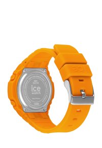 Reloj de goma naranja brillante con una caja redonda, fondo de acero inoxidable plateado y cierre de hebilla. Resistente al agua hasta 100 metros.