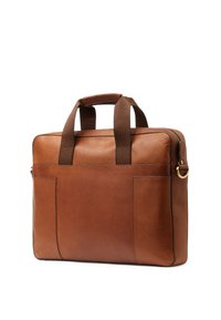 Brun läderportfölj med två handtag på toppen, en dragkedjestängning och två framfickor. Slät textur med förstärkta sömmar och minimalt med metalldelar.