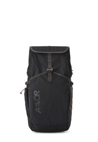 Schwarzer Rucksack mit oberer Klappe, vorderem Schnallenriemen, Seitentaschen und vertikalem "AFOR"-Logo auf der Vorderseite.