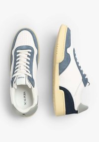 Weiße und blaue Wildledersneaker mit perforierter Zehenpartie, flachen Schnürsenkeln und einer cremefarbenen Gummisohle. Auffälliges, geschichtetes Design und Branding auf der Zunge.