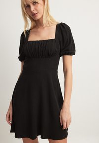 NA-KD - TIE BACK PUFF SLEEVE MINI - Denné šaty - black Miniatúrny obrázok 1
