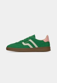 Sneaker in suede verde con strisce bianche, dettagli rosa sul tallone, design classico con lacci, suola in gomma e logo dorato.