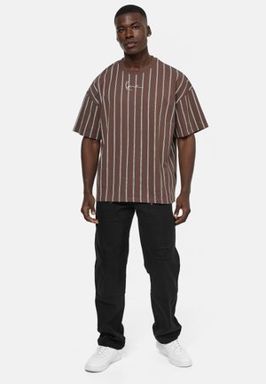 SMALL SIGNATURE BOXY PINSTRIPE TEE - Triko s potiskem - brown/white