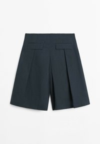 Shorts gris foncé longueur genou avec plis devant et deux poches à rabat rectangulaires sur fond blanc.