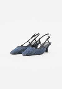 Δερμάτινα τακούνια slingback από τζιν με μυτερή μύτη, μαύρες λεπτομέρειες και μέτριο ύψος τακουνιού. Περιλαμβάνει ρυθμιζόμενο λουράκι για ασφαλή εφαρμογή.