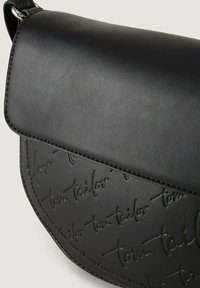 Borsa a tracolla in pelle nera con motivo ad logo embossato, forma curvata, chiusura a pattina e dettagli in metallo argentato. Texture liscia.