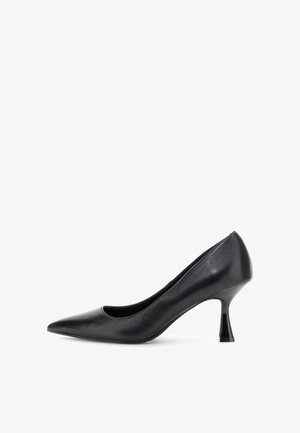 Sorte læder højhælede pumps med spids tå og et unikt, indsnævret hældesign. Glat tekstur og enkel silhuet.