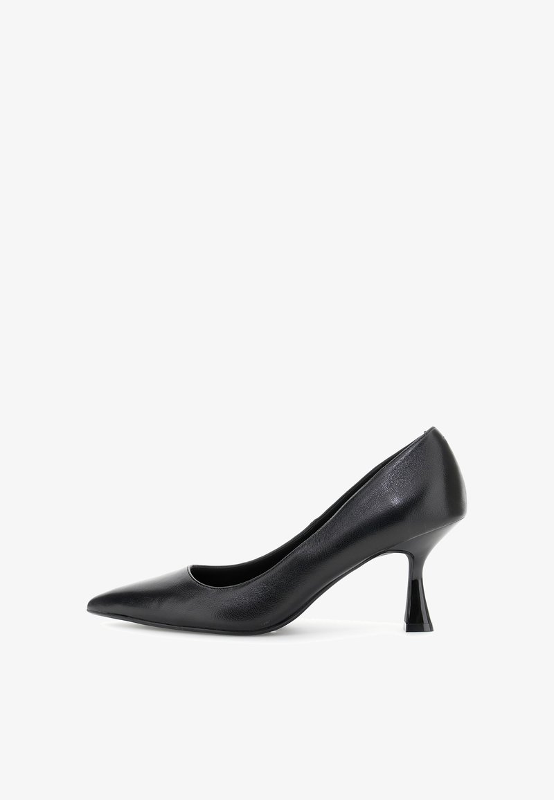 Pumps nere in pelle con tacco alto, punta affusolata e un design del tacco unico e conico. Texture liscia e silhouette semplice.