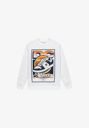 Witte sweatshirt met een grote afbeelding van een sneaker en de tekst "DC Athletics" in blauw en oranje op de voorkant. Ronde hals, lange mouwen.