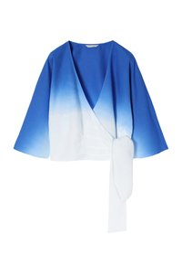 Top envolvente azul y blanco con un diseño en degradado, mangas anchas y cinturón atado. Fabricado en tela ligera.