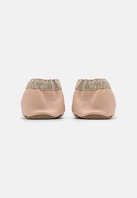 Weiche rosa Lederschuhe mit einem gerafften goldenen Gummibund, runder Form und strukturiertem Finish. Gummisohle für guten Halt.